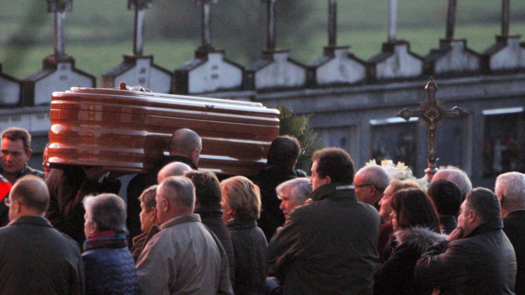 Un momento del entierro de Ana María Enjamio Carrillo celebrado este domingo en el cementerio de Santa Mariña de Grastar.