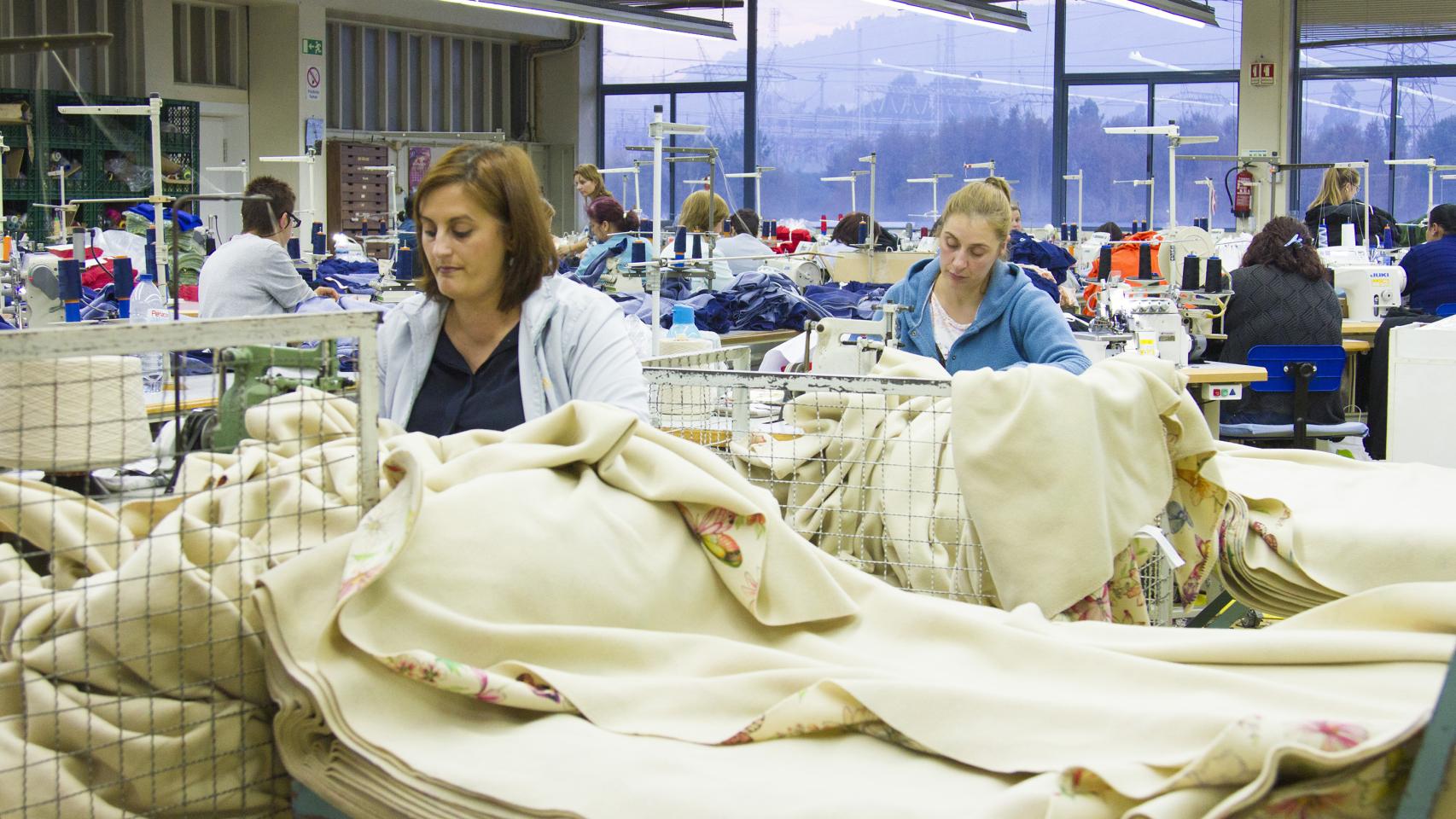 Costureras trabajan en la fábrica de Crispim Abreu en Serzedelo.