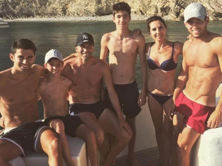 La familia al completo en el Mediterráneo.