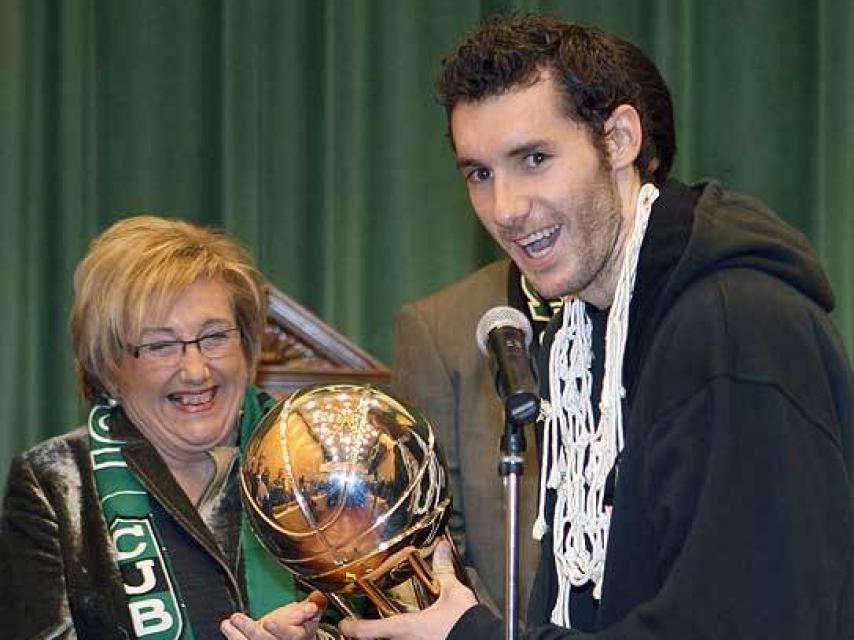 Rudy Fernández y la entonces alcaldesa de Badalona con la Copa de 2008.