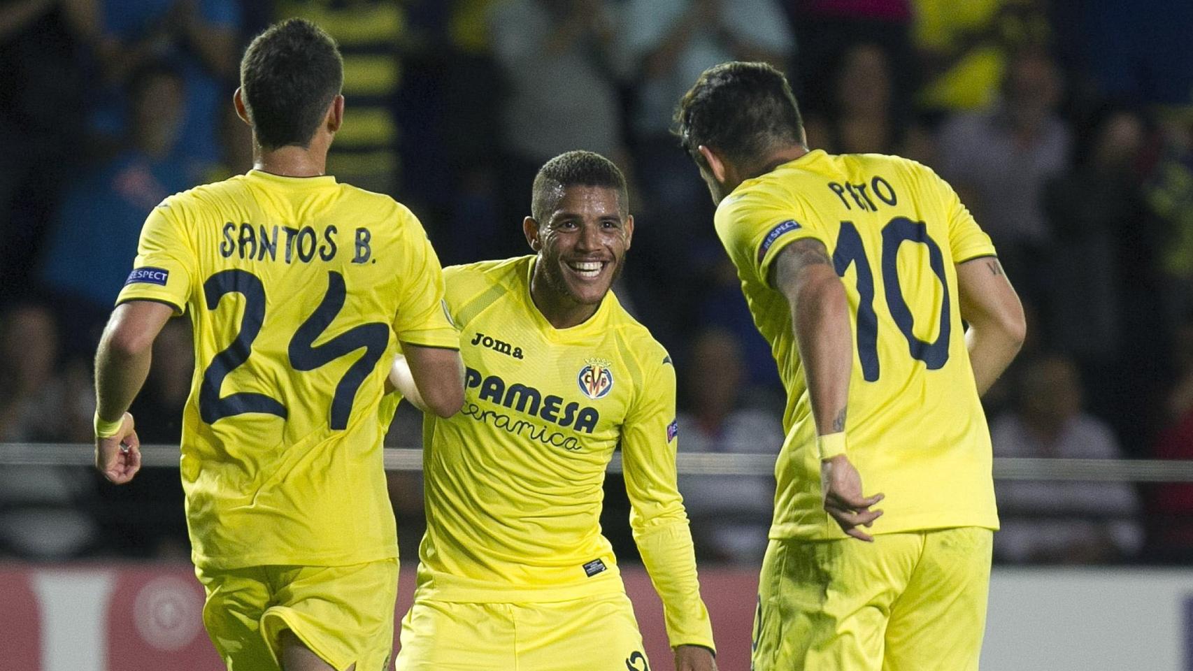 Pato, Santos Borré y Dos Santos celebran un gol.