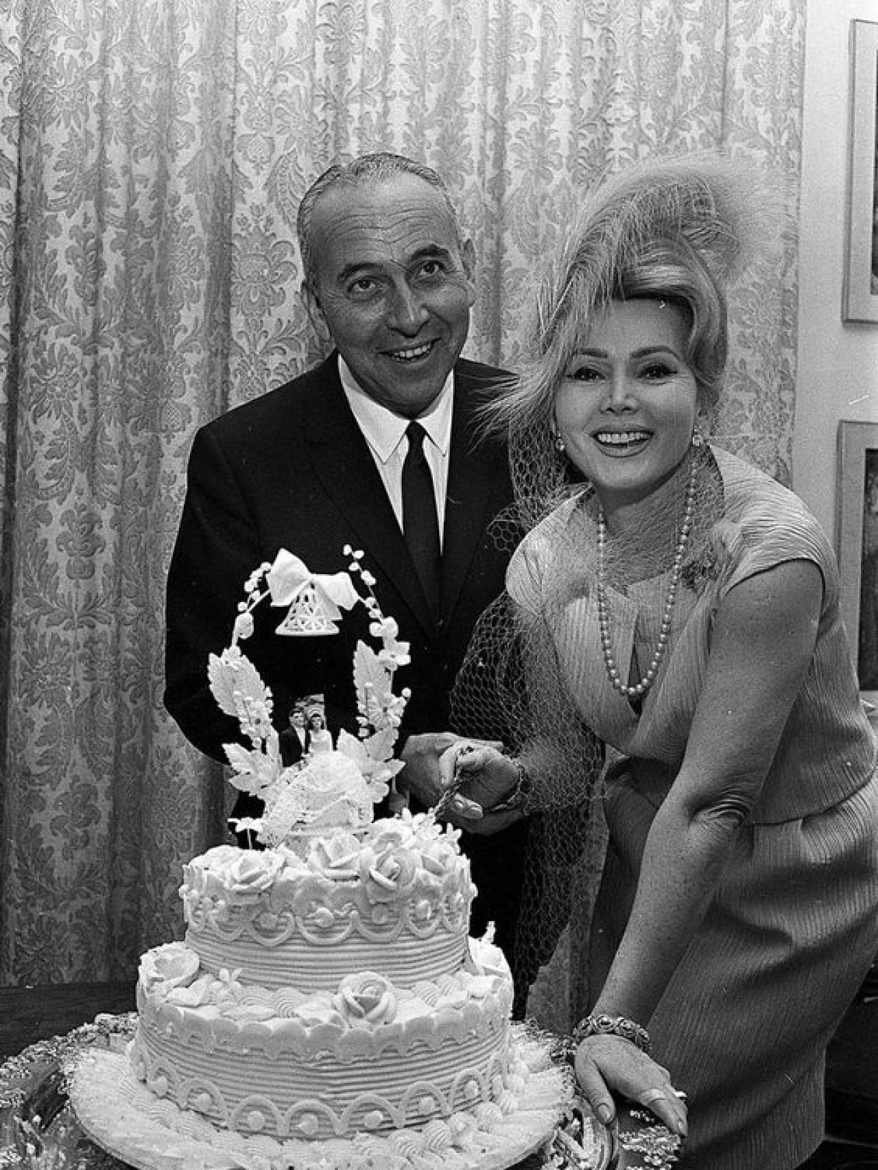 Herbert Hutner y Zsa Zsa Gabor el día de su boda.
