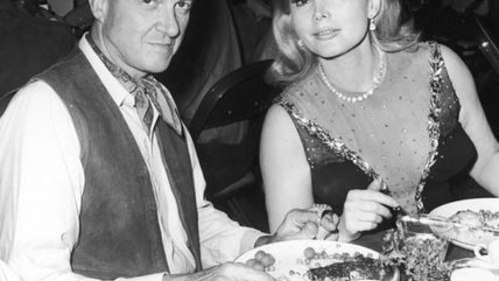 El millonario Joshua Cosden con la intérprete.