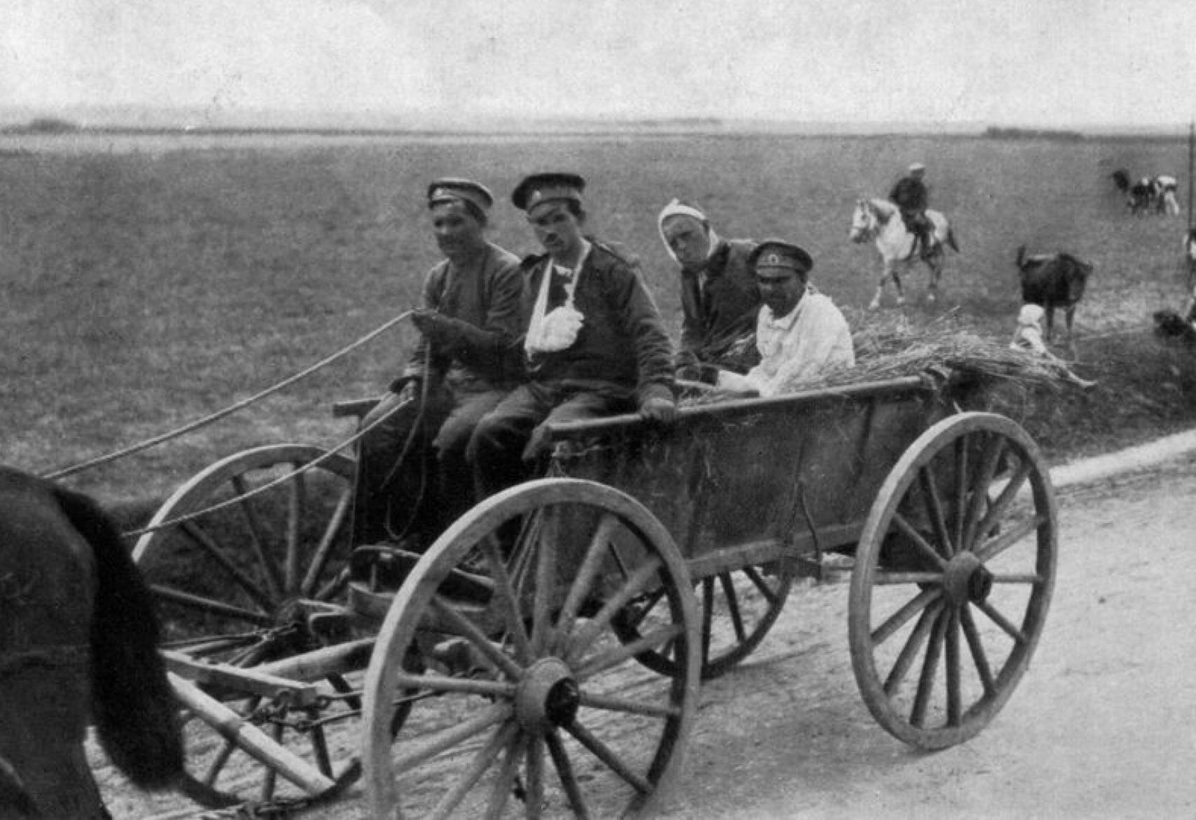 Soldados rusos heridos en la IGM son trasladados en un carro tirado por caballos.