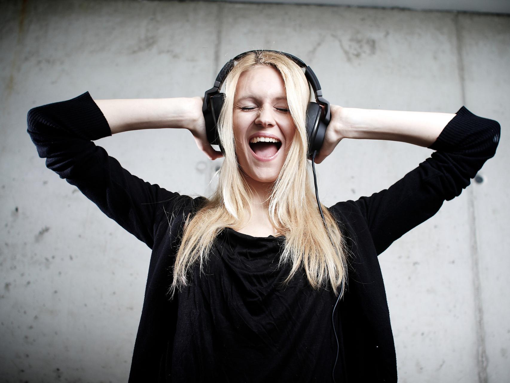 Los auriculares son una de las opciones para regalar estas Navidades, aunque mejor elígelos sin cables.