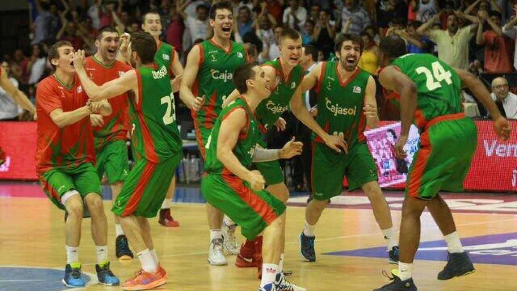 Los jugadores del Cajasol celebrando la clasificación para los playoffs.
