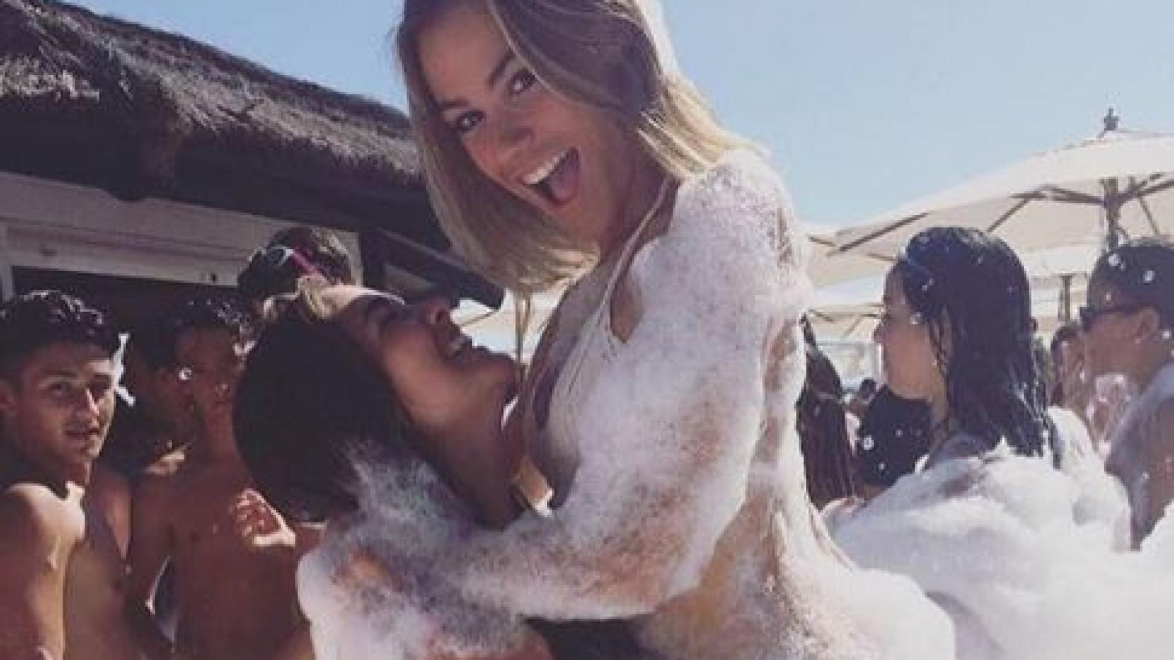 Nadia Jémez en una fiesta con espuma.