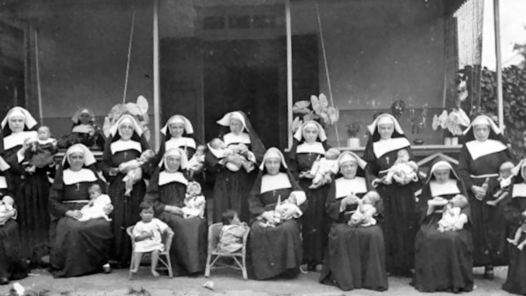 Las monjas polacas reales, con sus hijos.