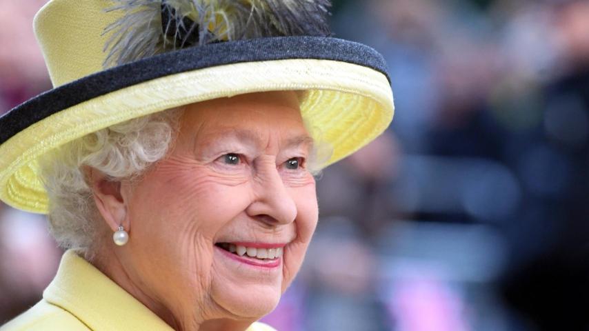 La reina Isabel II, vestida de amarillo, en una visita oficial en Londres a principios de este mes.