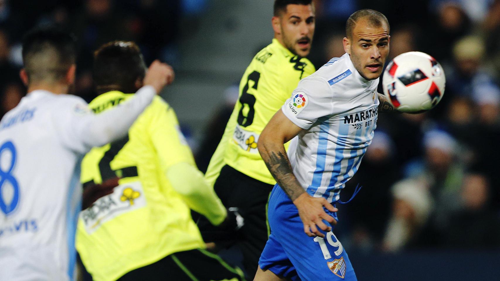 Sandro intenta alcanzar un balón frente al Córdoba.