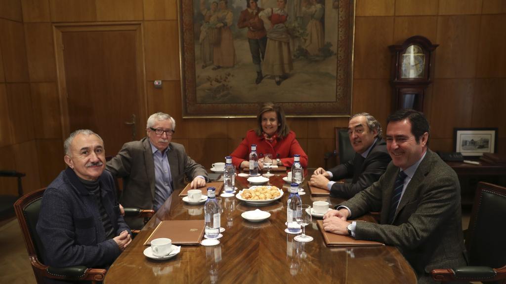La ministra de Empleo, Fátima Báñez, al inicio de la reunión con los presidentes de CEOE y Cepyme, Juan Rosell  y Antonio Garamendi, y los secretarios generales de UGT y CCOO, Pepe Álvarez e Ignacio Fernández Toxo.