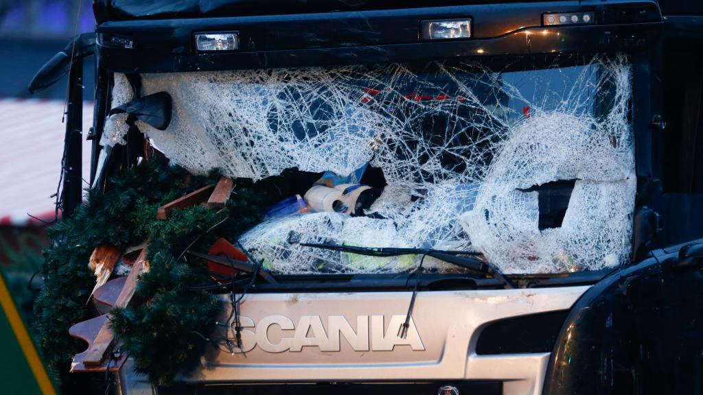 El parabrisas del camión que arrolló a una multitud en Berlín.