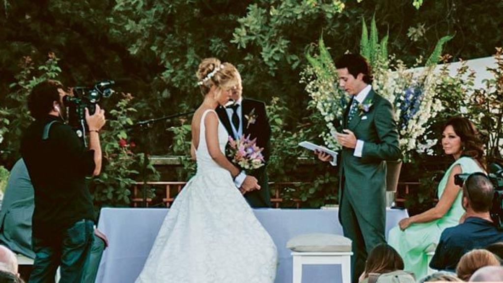 Álvaro Rojo, hijo de Ana Rosa Quintana, diciendo los votos a su mujer.