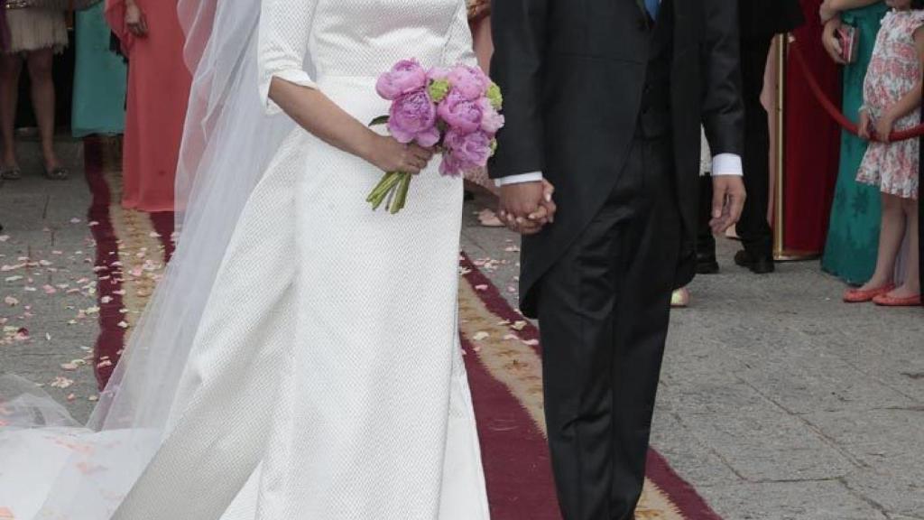 Sara Verdasco, de impoluto blanco, al lado de su marido Juan Carmona.