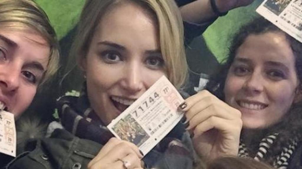 Alba Carrillo con amigas mostrando el décimo que anunciaba su boda