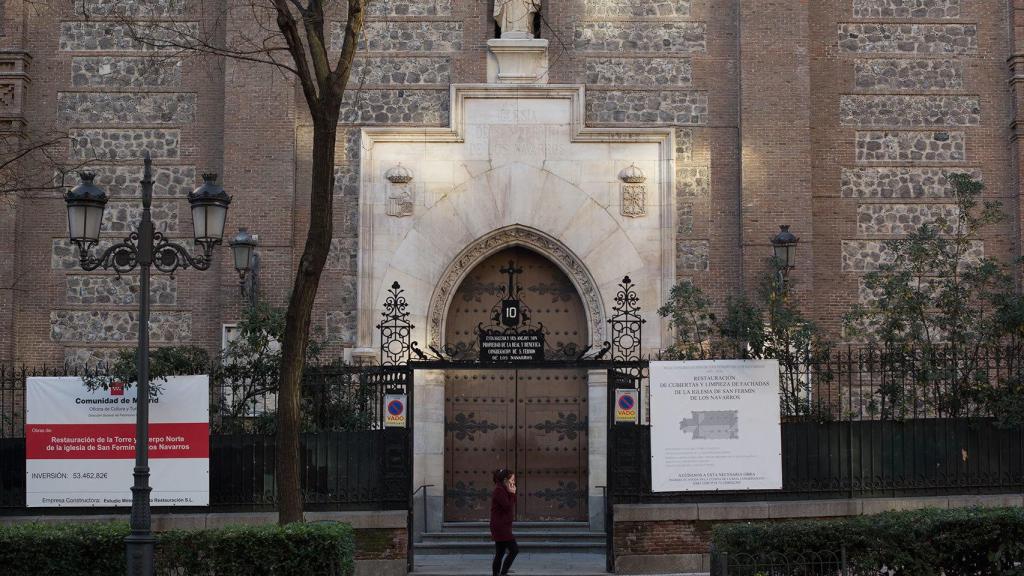 En esta vista de la fachada puede verse el cartel de la Comunidad.