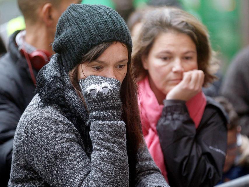Dos personas concentradas frente a la puerta de la Sala Bataclan.
