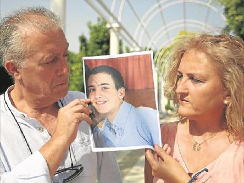 Isidro y Rosa sostienen la foto de su hijo Paco.