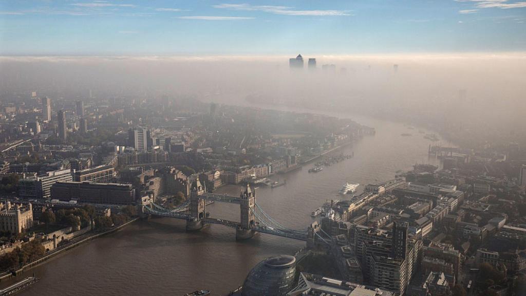 Panorámica del Támesis con la capital cubierta de niebla.