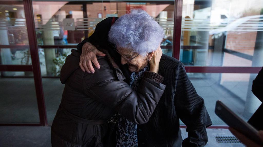 Pepa, la premiada, con una de las trabajadoras de la residencia de ancianos