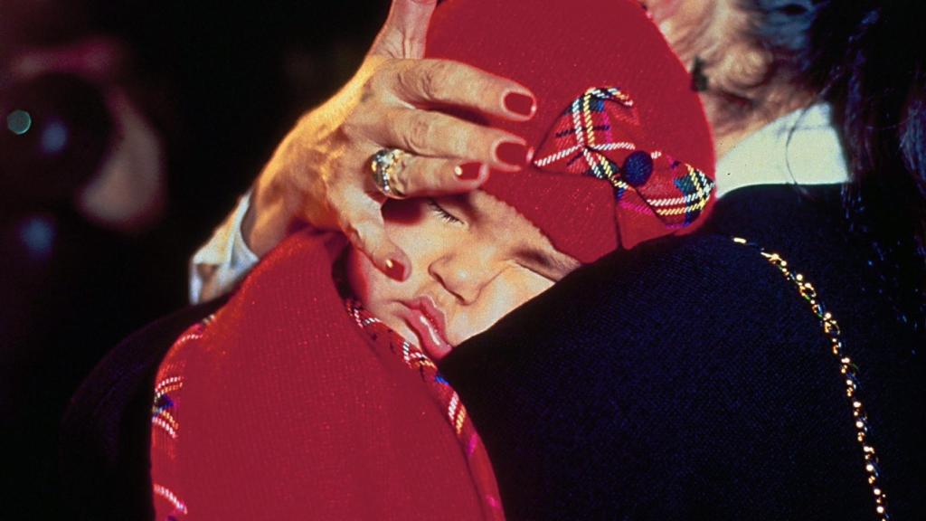 Chabelita en brazos de Isabel cuando aterrizó con ella en España tras su adopción.