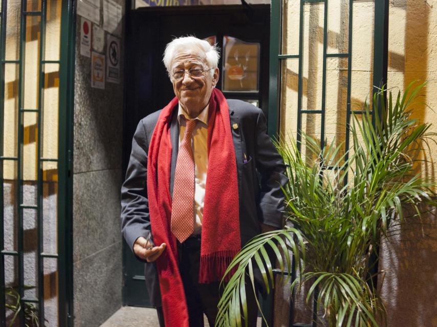 El padre Ángel, a punto de coger el coche.