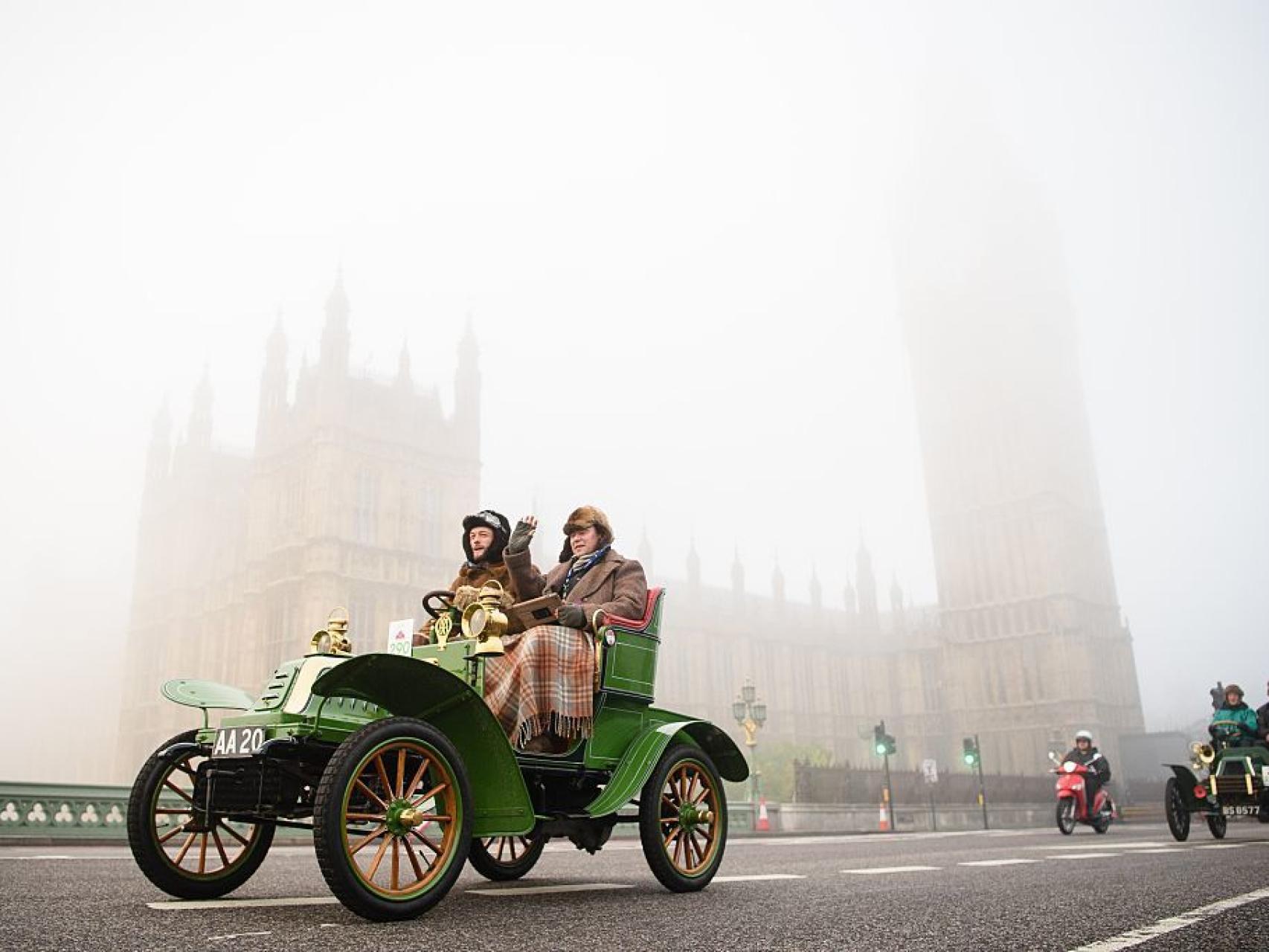 Un coche vintage pasa frente a las Casas del Parlamento.