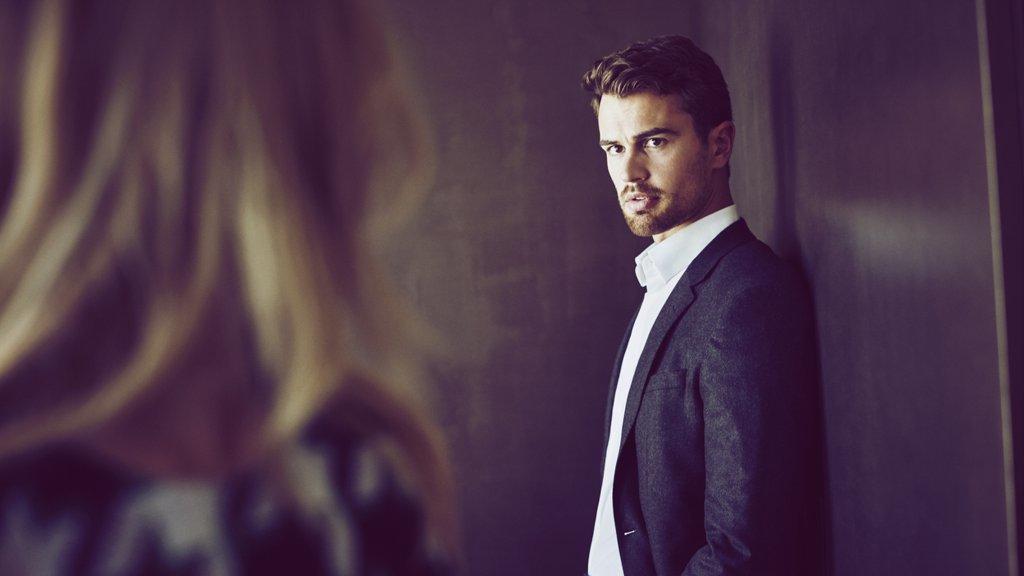 Theo James, protagonista de Divergente, imagen del perfume The Scent  de Hugo Boss.
