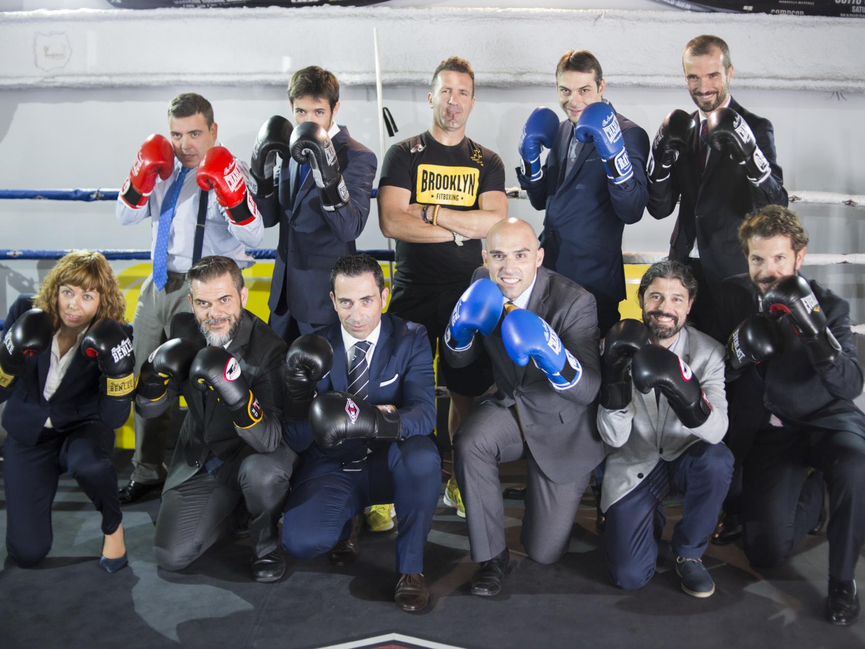 Manel Berdonce junto con los ejecutivos a los que enseña a boxear.