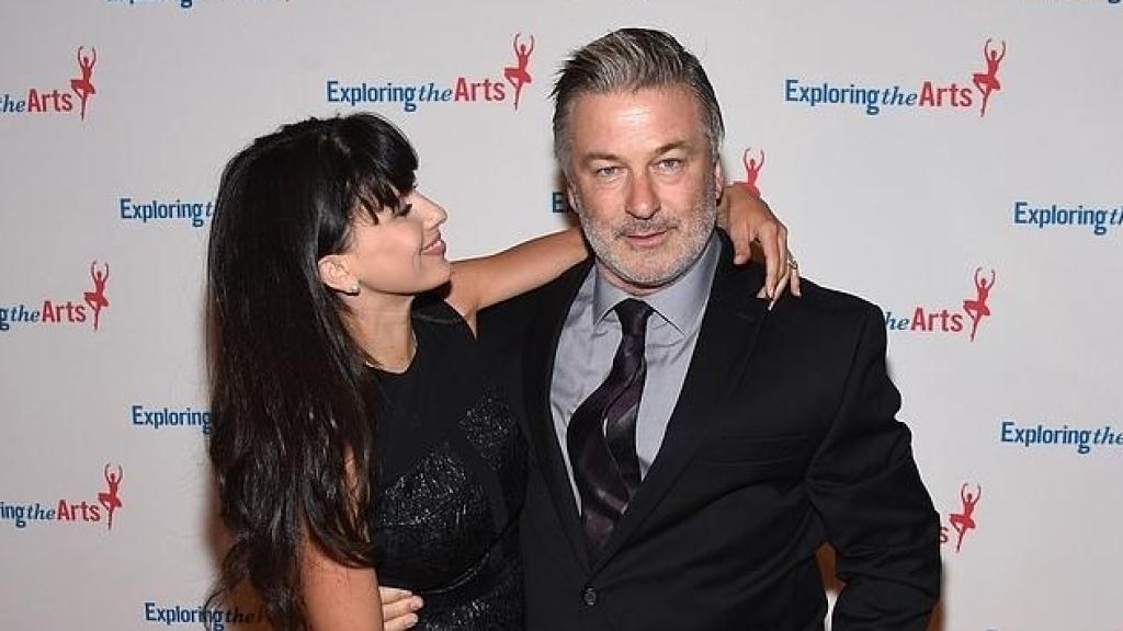 Alec Baldwin con Hilaria Baldwin en un photocall
