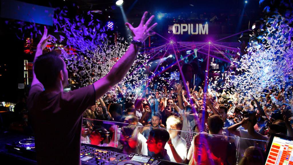 En dj Frank Caro en la discoteca Opium, en el barrio marítimo de la Barceloneta