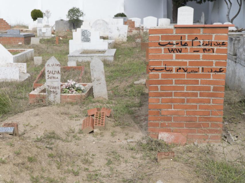 Un cadáver musulmán debe enterrarse en contacto con la tierra, recostado sobre el lado derecho y con la cabeza en dirección a la Meca.