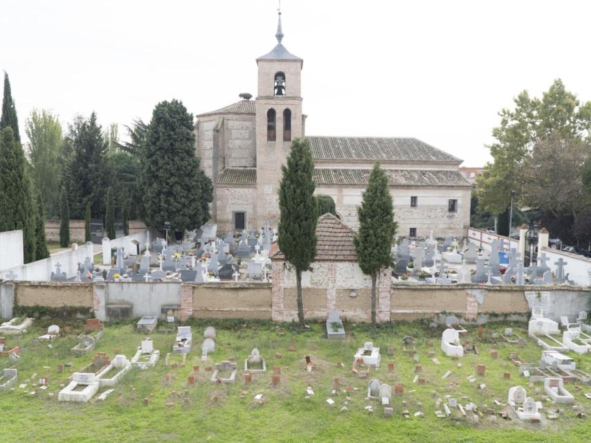 Así se ve desde arriba ambos cementerios, con un muro que separa el musulmán del católico.