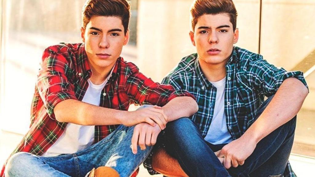Los gemeliers, ídolos de adolescentes y cantantes de villancicos.