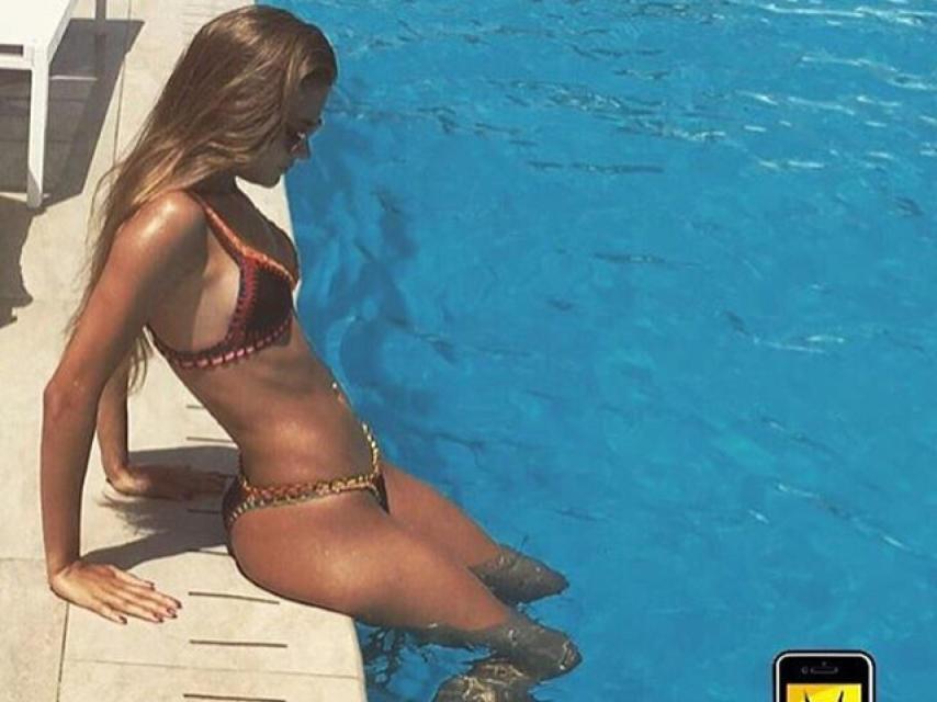 La adolescente en una piscina este verano.