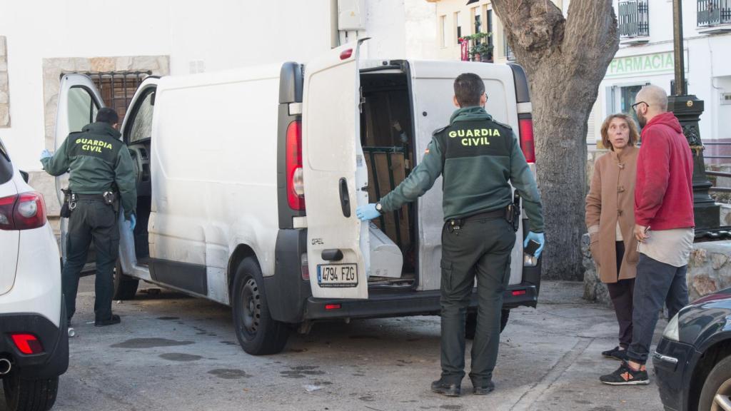 La Guardia Civil revisa los coches con algunos miembros de la familia.
