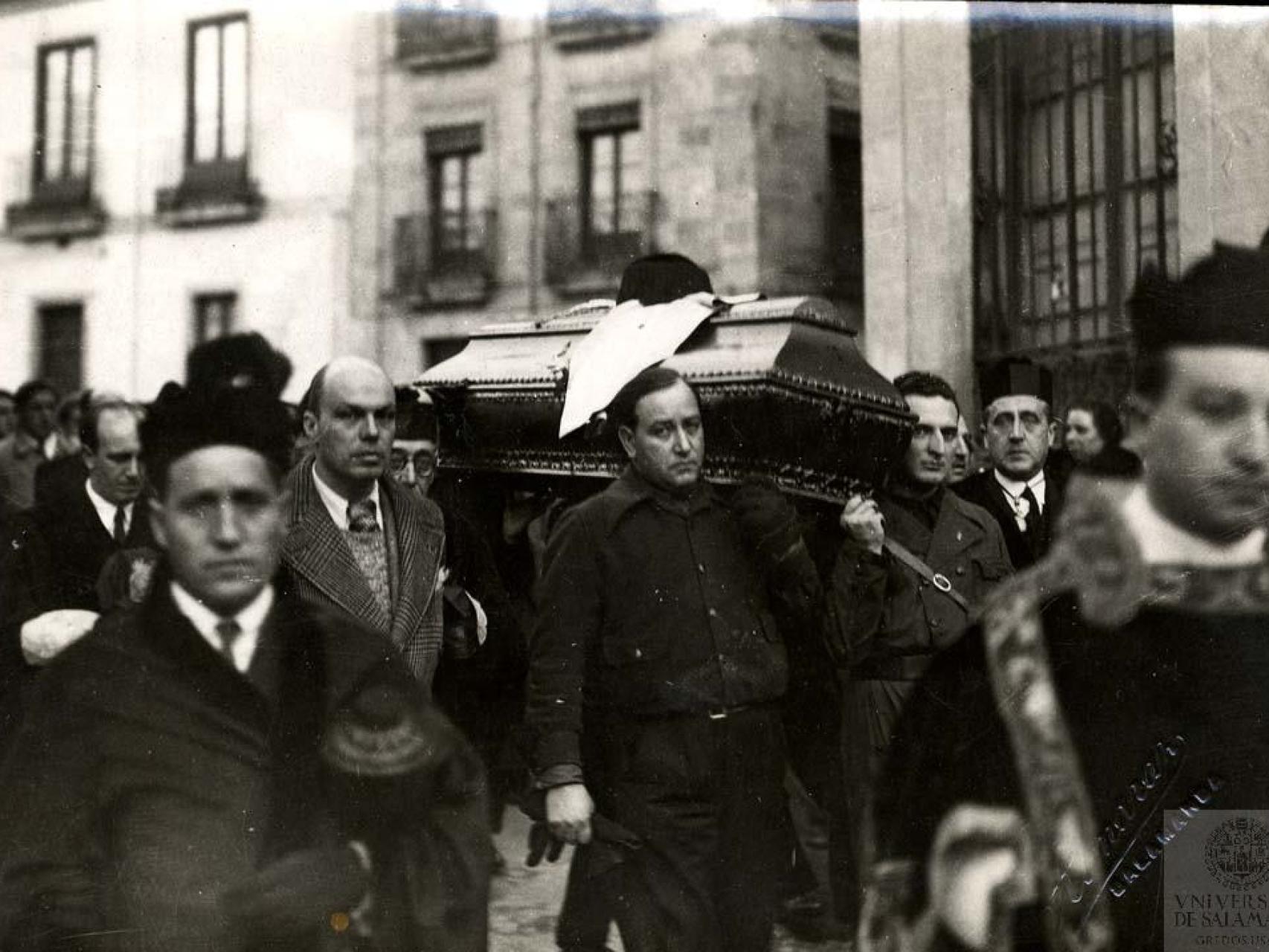 Unamuno portado a hombro por la intelectualidad de Falange.