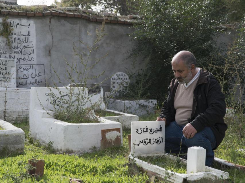 Mohamed Riani, imán y enterrador en el cementerio de Griñón (Madrid), junto a la tumba de su hija.