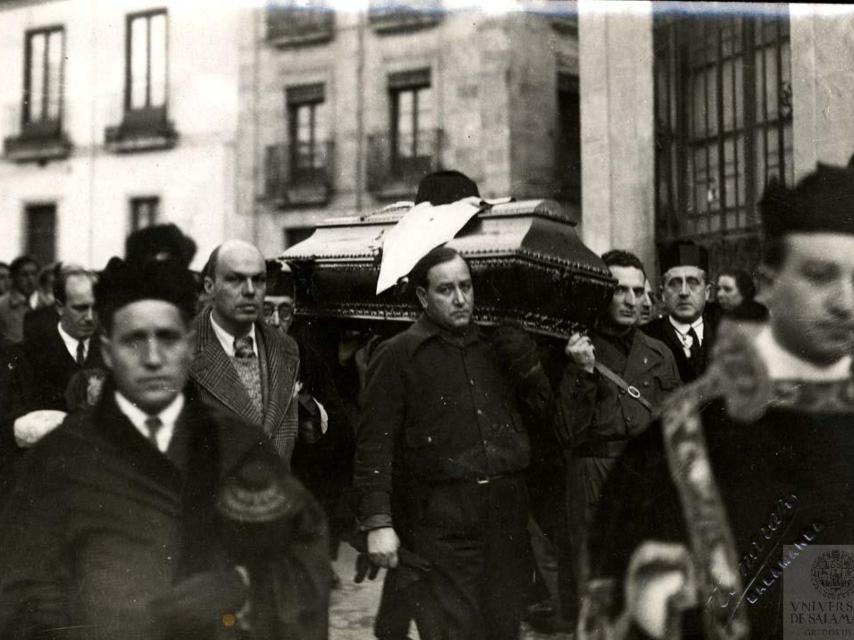 Unamuno portado a hombro por la intelectualidad de Falange.