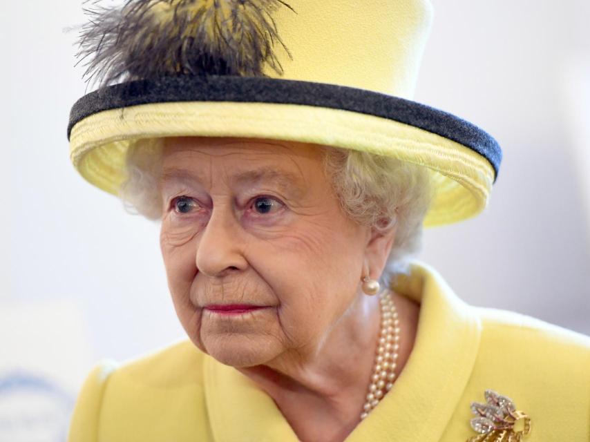 Isabel II en uno de sus últimos actos oficiales antes del inicio de sus vacaciones.