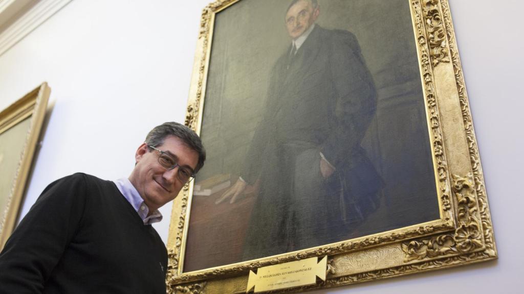 Prendes, junto al retrato de Melquíades Álvarez en las Cortes.