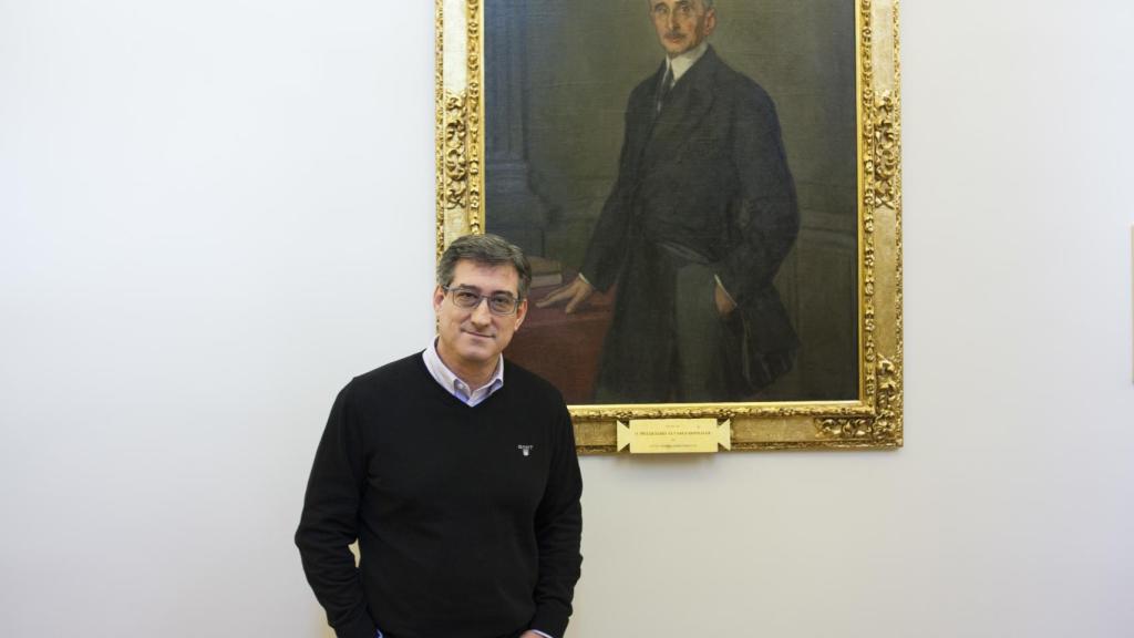 Prendes, junto al retrato de Melquíades Álvarez.