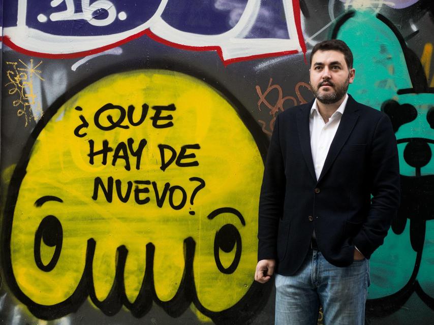 Jonás Fernández, en el centro de Madrid antes de la entrevista.