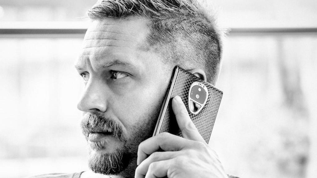 Irina Shayk y Tom Hardy son los embajadores de este móvil Android ultracaro