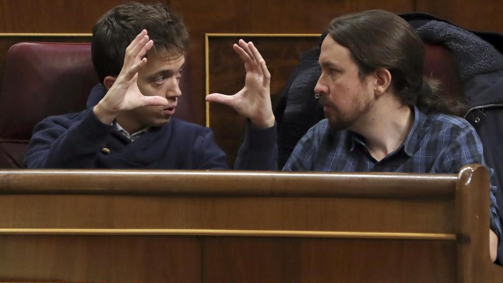 Pablo Iglesias junto con Íñigo Errejón en el Parlamento.