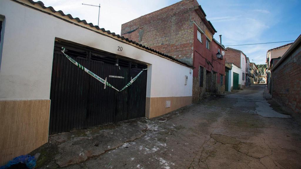 El cobertizo, precintado por la Guardia Civil.