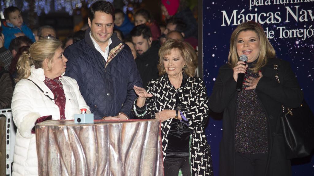 Carmen Borrego (izqda), el alcalde de Torrejón de Ardoz, María Teresa Campos y Terelu durante el encendido navideño