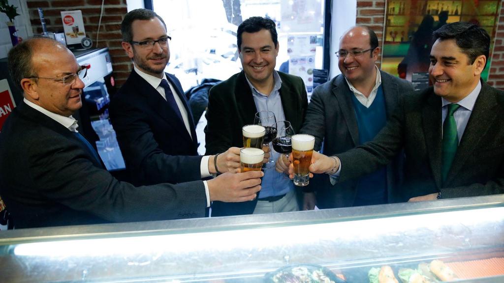 Los ponentes brindan tras presentar el documento en Génova.