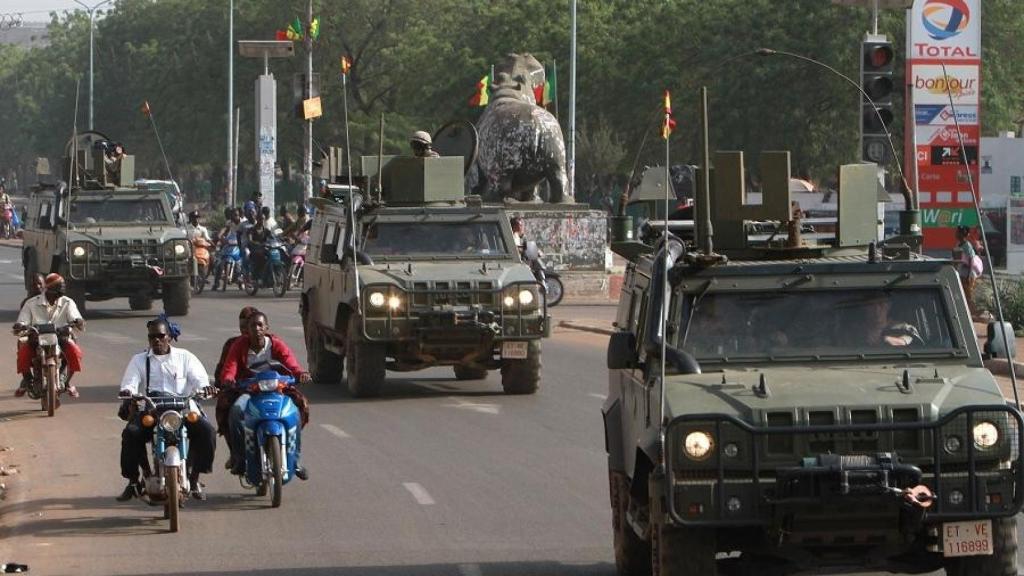 Tropas españolas en un convoy en Mali