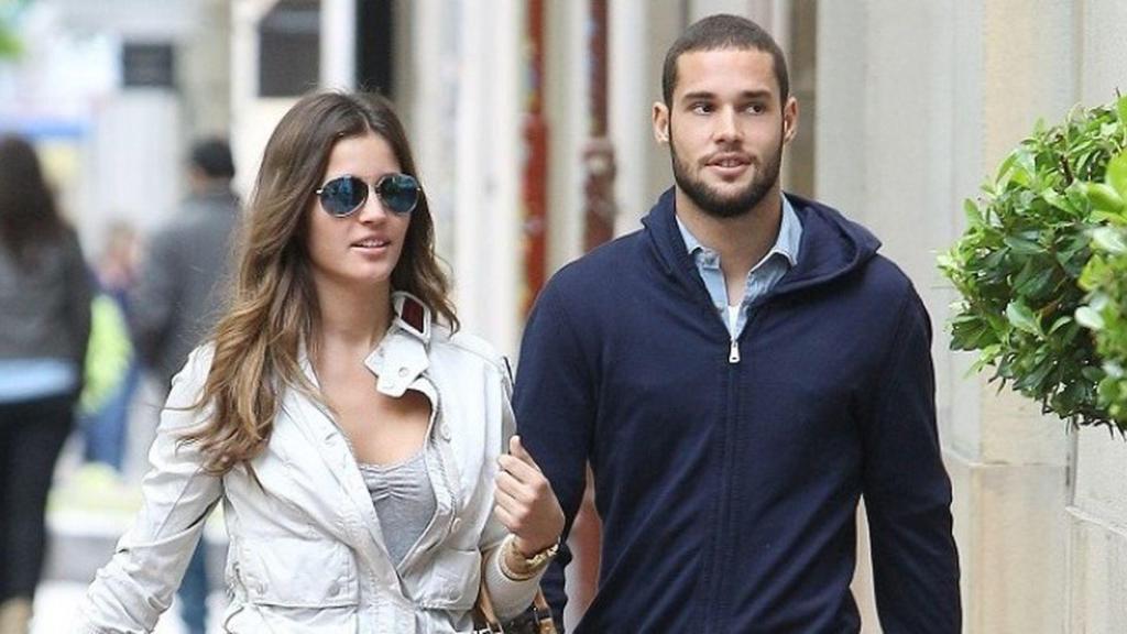 Malena Costa y Mario Suárez paseando por la calle